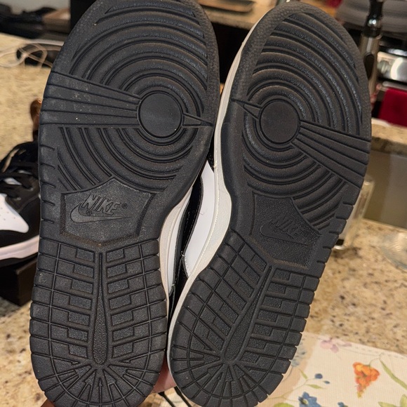 Nike Black and White Women's Sneakers - Picture 5 of 6